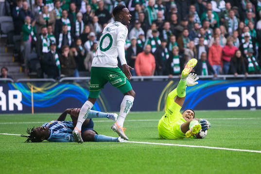 Djurgårdens Joel Asoro och Hammarbys målvakt Oliver Dovin