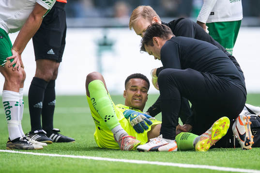 Hammarbys målvakt Oliver Dovin får vård