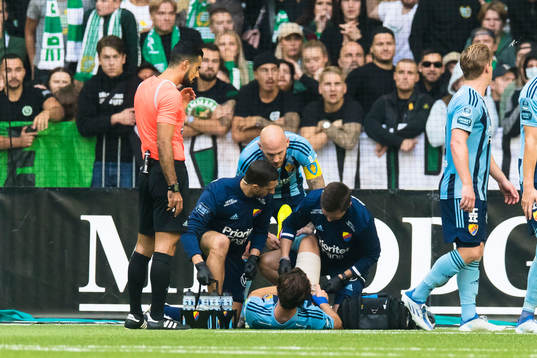 Djurgårdens Hjalmar Ekdal tas om hand av sjukvårdare