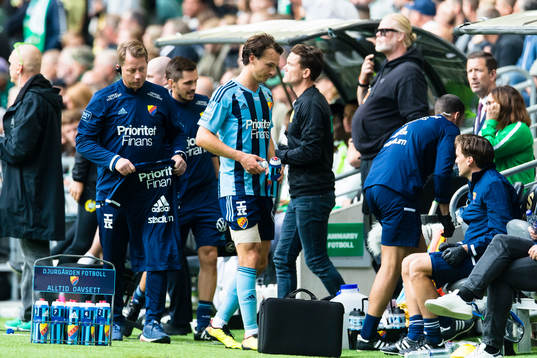 Djurgårdens Hjalmar Ekdal kliver av planen med lindat lår