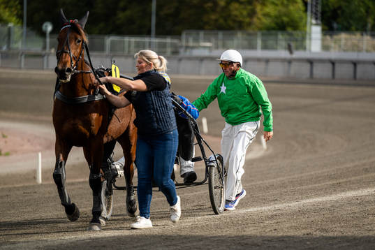 Aranäs tränare Jerry Hallbäck deltar i ett travlopp