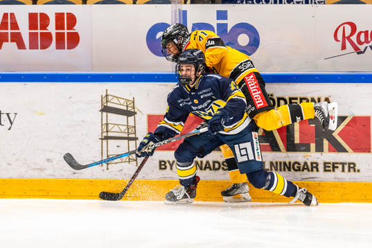 s Mira Jungåker och Luleås Anna Kjellbin i tackling