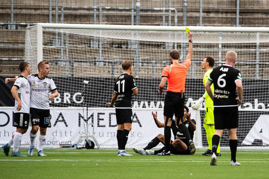 Västerås Alex Douglas tilldelas sitt andra gula kort