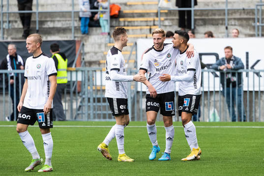 Örebros Ahmed Yasin jublar med Kevin Custovic och Jake