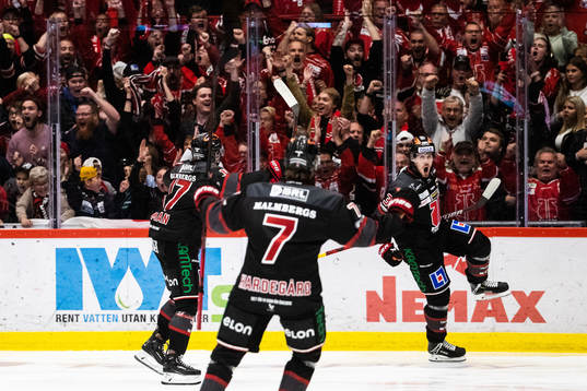 Örebros Emil Larsson jublar med William Wikman