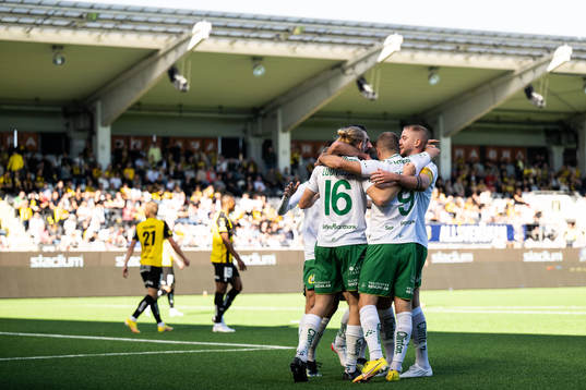 Hammarbys Gustav Ludwigson jublar med lagkamrater