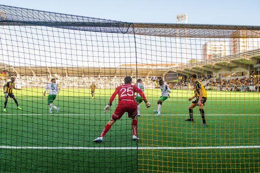 Hammarbys Nathaniel Adjei gör självmål 1-1 bakom