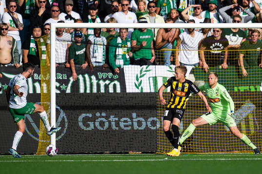 Hammarbys Nahir Besara med ett läge framför Häckens