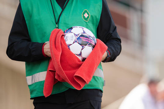 En fotboll torkas av