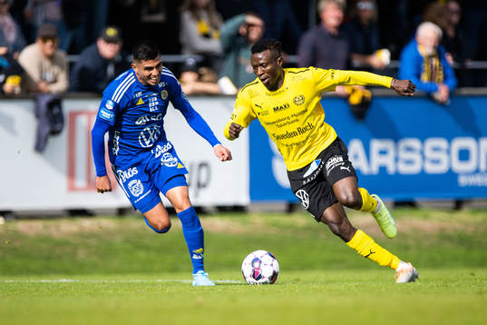 Mjällbys Silas Nwankwo och GIF Sundsvalls Joe Corona