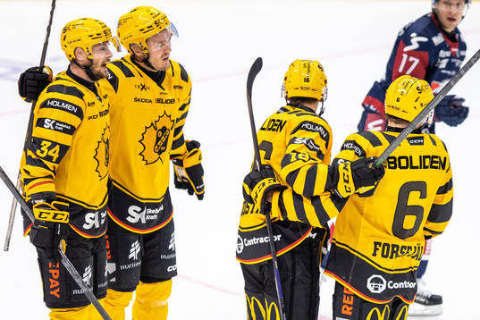 Skellefteås Linus Lindström jublar med lagkamrater