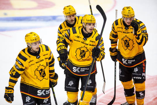 Skellefteås Jonathan Johnson jublar med lagkamrater