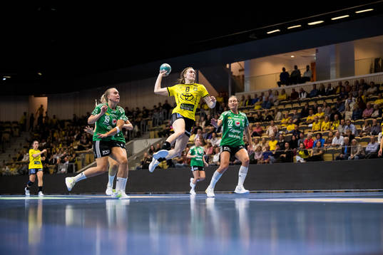 Kungälvs Wilma Pettersson och Kristina Zubonja ser