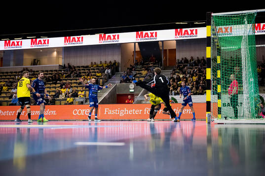 Skövdes målvakt Victor Skjellerup Bang räddar ett skott