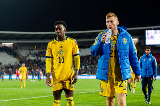 Anthony Elanga and Dejan Kulusevski of Sweden look dejected