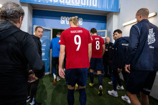 Erling Braut Haaland of Norway and physio Mario Pafundi at