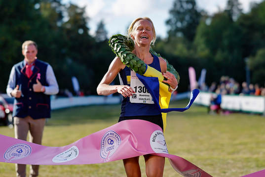 Vinnaren i Rosa Bandetloppet 10 km Madeleine Larsson IK