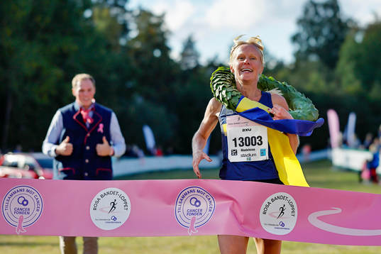 Vinnaren i Rosa Bandetloppet 10 km Madeleine Larsson IK