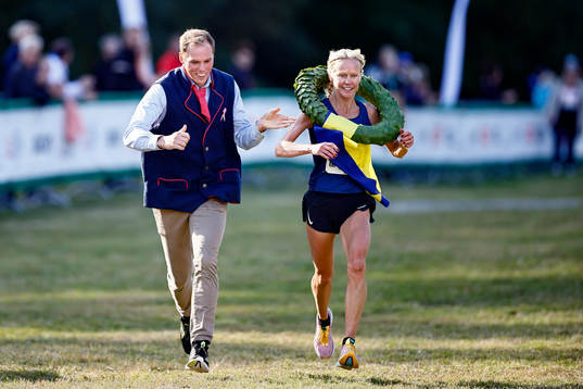 Vinnaren i Rosa Bandetloppet 10 km Madeleine Larsson IK