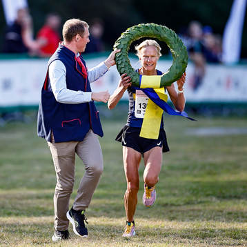 Vinnaren i Rosa Bandetloppet 10 km Madeleine Larsson IK