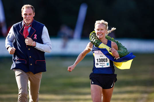 Vinnaren i Rosa Bandetloppet 10 km Madeleine Larsson IK