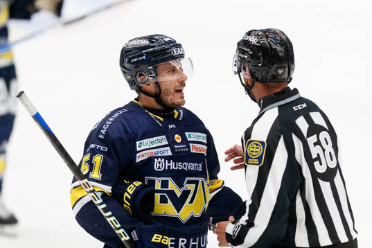 HV71s Andy Miele talar med en domare