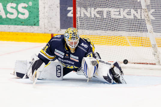 Pucken går i mål till 0-1 bakom HV71s målvakt Joni Ortio