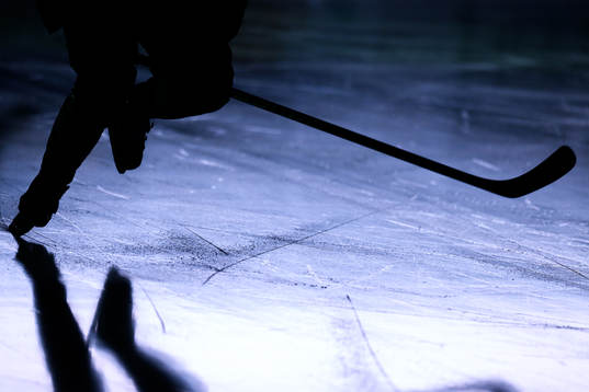 Siluett av en hockeyspelare