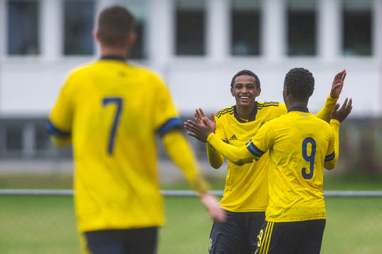 Sveriges Amar Ahmed Fatah jublar med Richie Omorowa