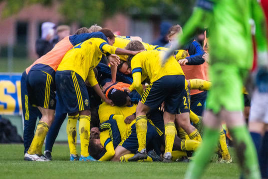 Sveriges Williot Swedberg jublar med lagkamrater