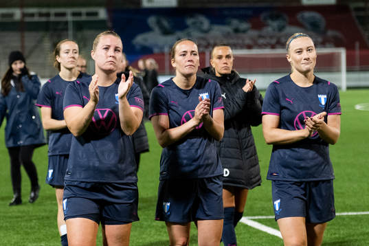 Malmö FFs spelare tackar publiken för support