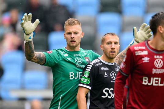 Örgrytes målvakt Robin Wallinder och Brages Jacob Stensson