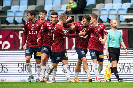 Örgrytes Herman Sjögrell jublar med lagkamrater