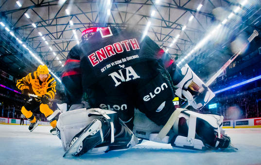Örebros målvakt Jhonas Enroth räddar straff från
