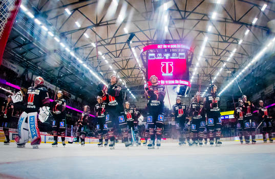 Örebros målvakt Jhonas Enroth jublar framför fansen