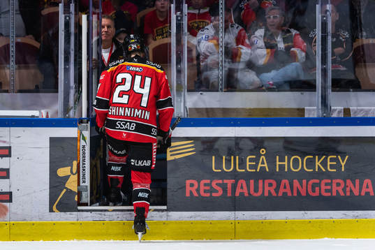 Luleås Brendan Shinnimin mot utvisningsbåset