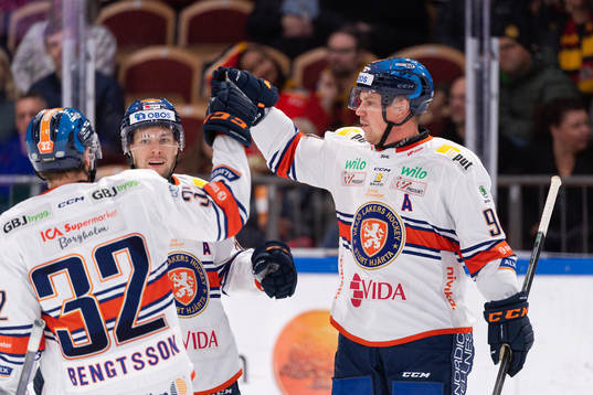 Växjös Joel Persson jublar