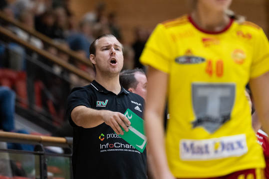 Helsingborgs assisterande tränare Gustaf Svensson agerar