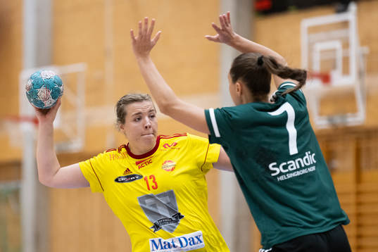Tyresös Olivia Svalstedt skjuter från sidan förbi