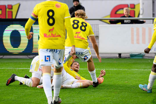 Falkenbergs Robin Hofsö jublar