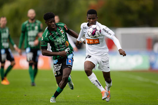 Varbergs Filipe Sisse och Häckens Akoua Romeo Amane