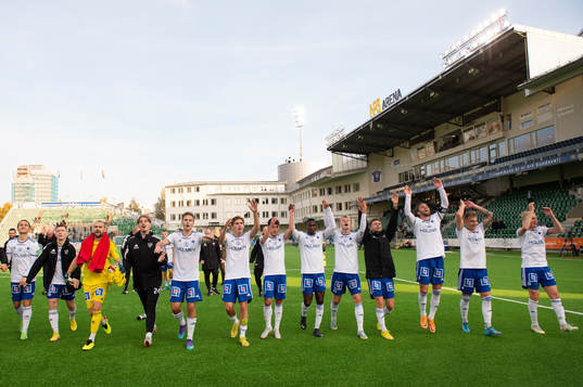 IFK Norrköpings spelare firar segern