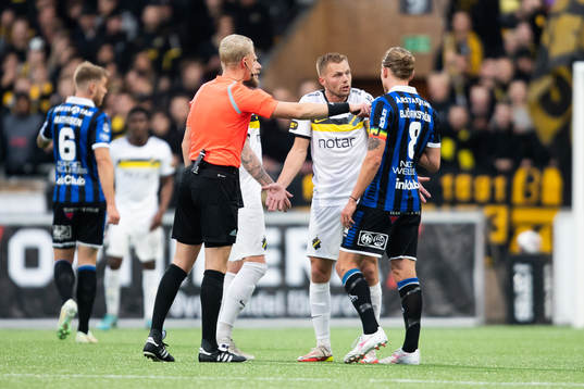 Domare Adam Ladebäck och AIKs Sebastian Larsson och Sirius