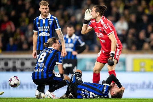 Sirius Dennis Widgren har ont och kollas till av Tim