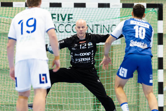 Aranäs målvakt Daniel Bergqvist räddar en straff slagen