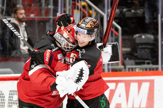 Örebros målvakt Jonas Arntzen och Linus Öberg jublar