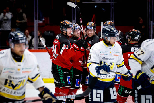 Örebros Linus Öberg gör 2-0 och jublar med Robert Leino