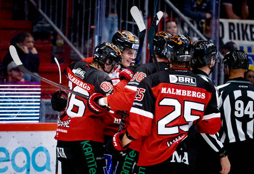 Örebros Mathias Bromé gör 3-0 och jublar med Leo