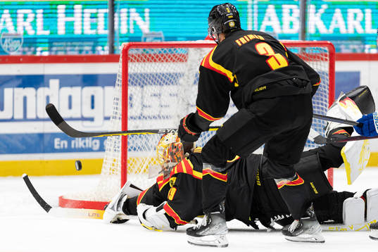Brynäs målvakt Anders Lindbäck med en räddning