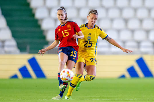 Maite Oroz of Spain and Julia Zigiotti Olme of Sweden